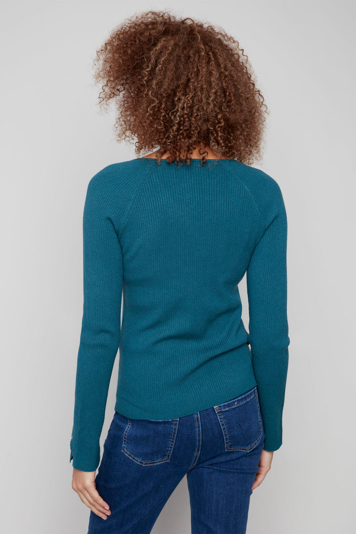 RIBBED V-NECK TOP WITH HEART RIVETS