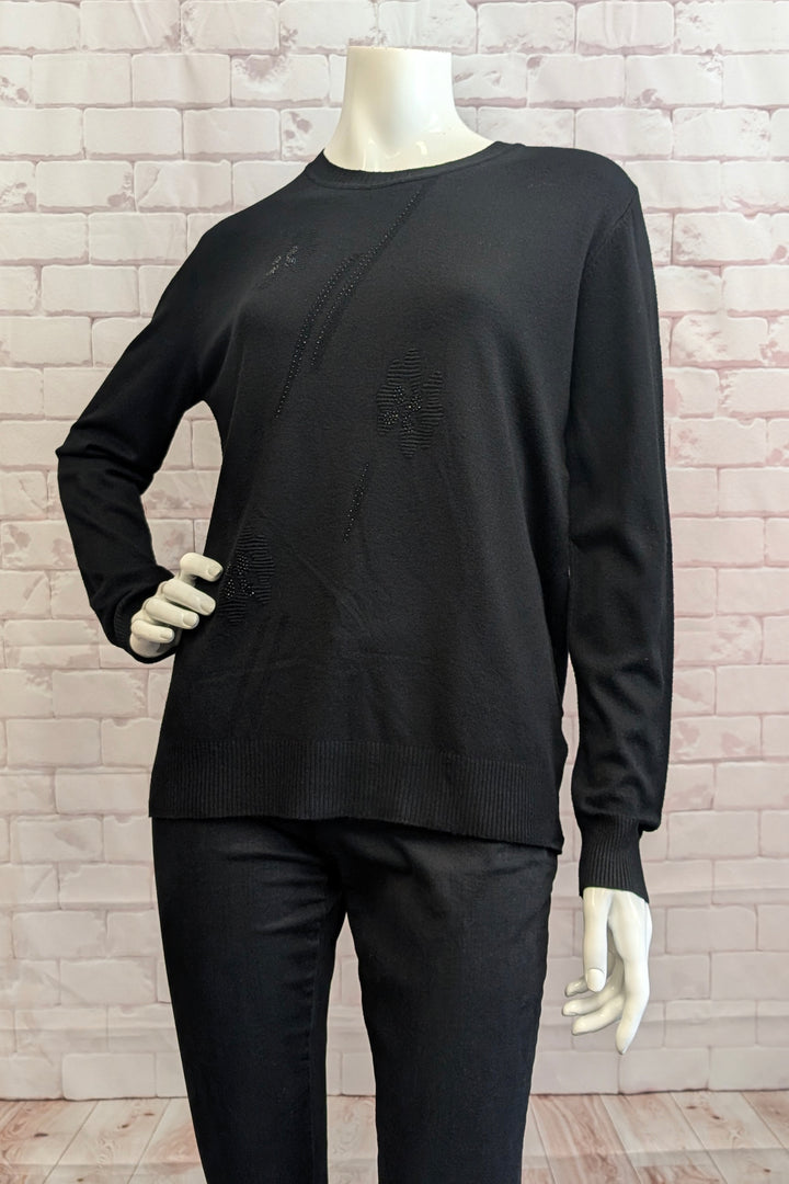 CASA DONNA Fall 2025 
Featuring a contrast ribbed neckline and hem, it adds subtle visual interest while maintaining an easy-to-wear silhouette. The delicate stitched flowers bring a touch of elegance, making it a versatile choice for both work and weekend wear.