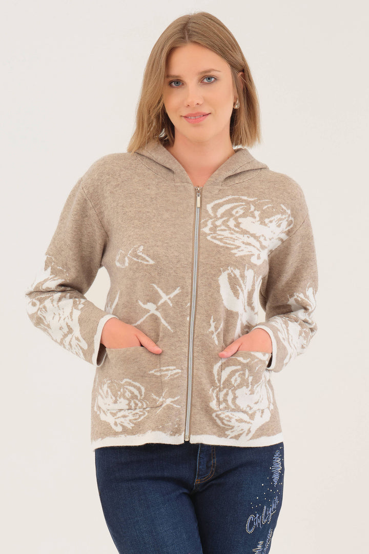 Dolcezza Fall 2025 
 The front zipper and two pockets add practicality, while the soft knit fabric ensures warmth from late summer evenings to crisp fall days. 