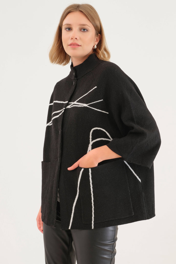 Dolcezza Fall 2025 
Featuring 3/4 length sleeves and large front pockets, it offers both ease and practicality. The front button closure adds versatility, while the abstract lines pattern enhances its modern appeal.