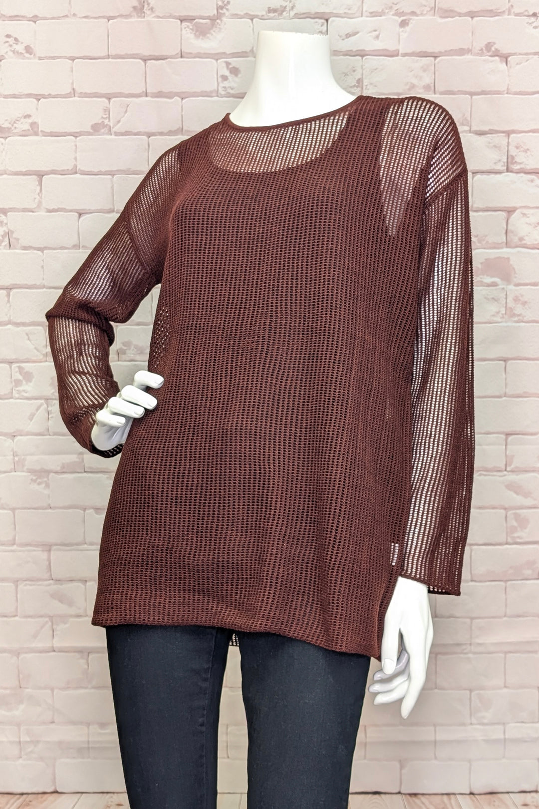 Spanner Fall 2025 
This loose weave sweater offers a stylishly breathable look, perfect for layering over a light top or camisole.