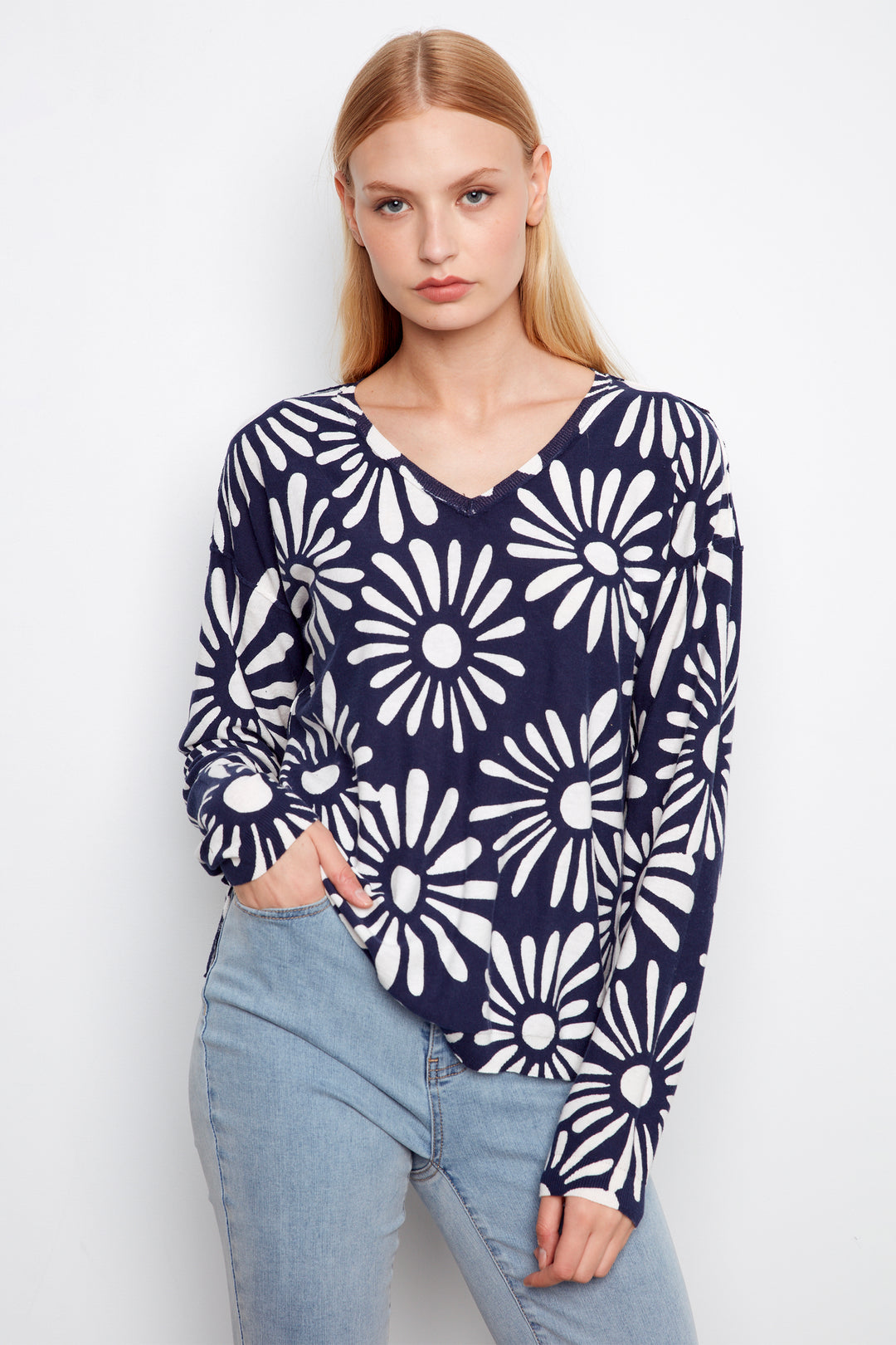 DAISY PRINT LS V-NECK