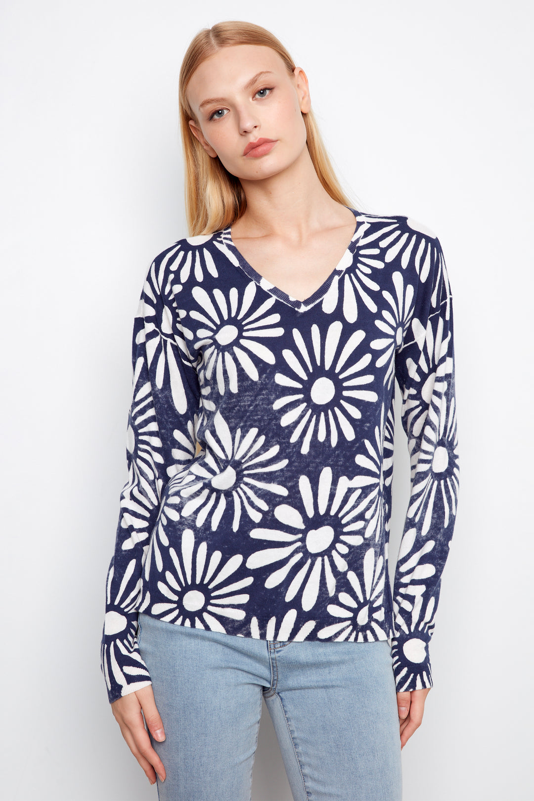 DAISY PRINT LS V-NECK