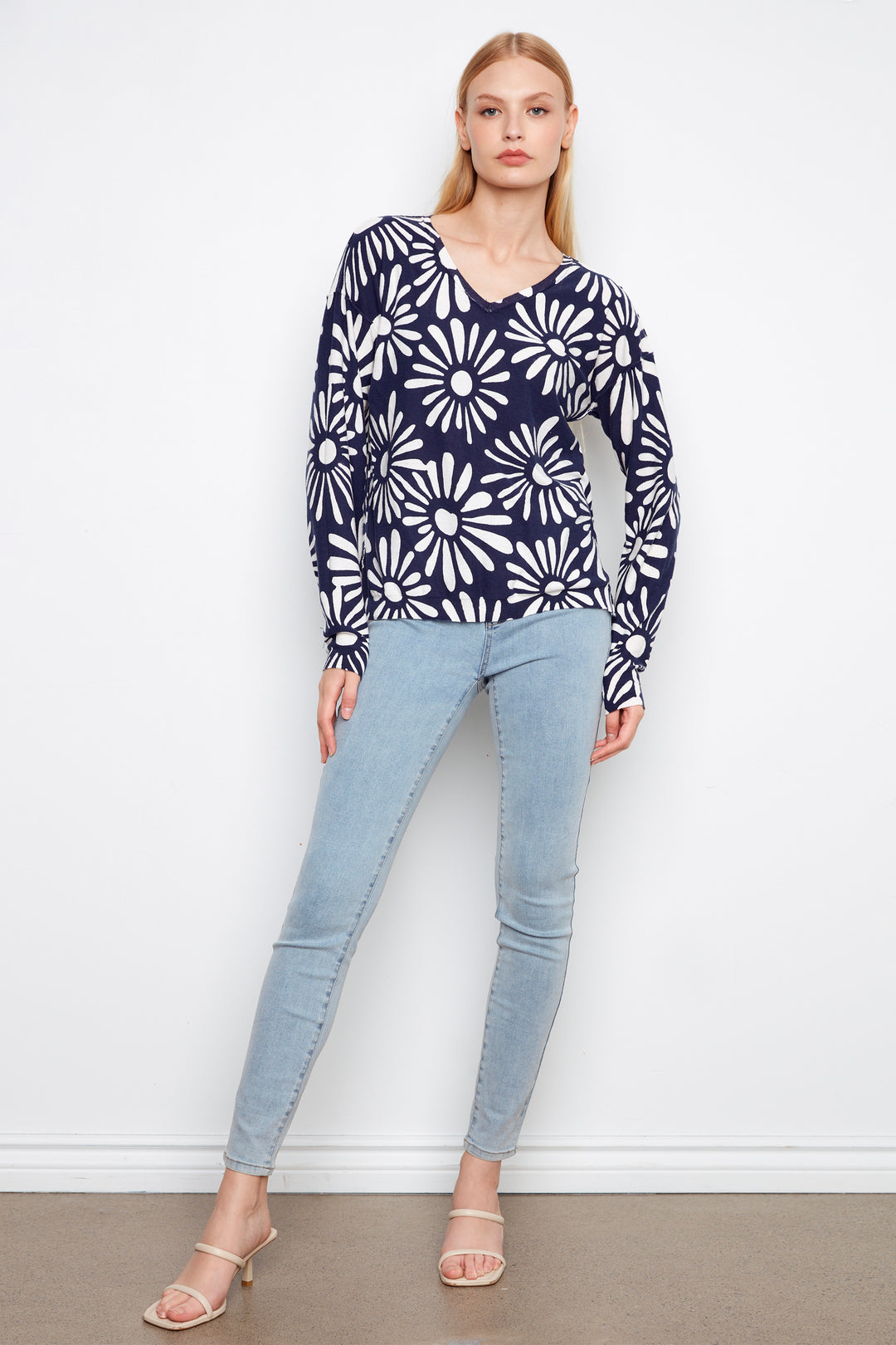 DAISY PRINT LS V-NECK