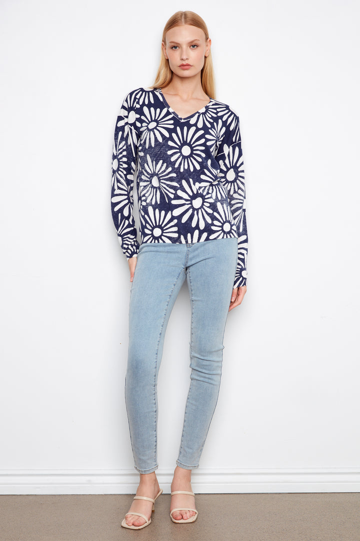 DAISY PRINT LS V-NECK