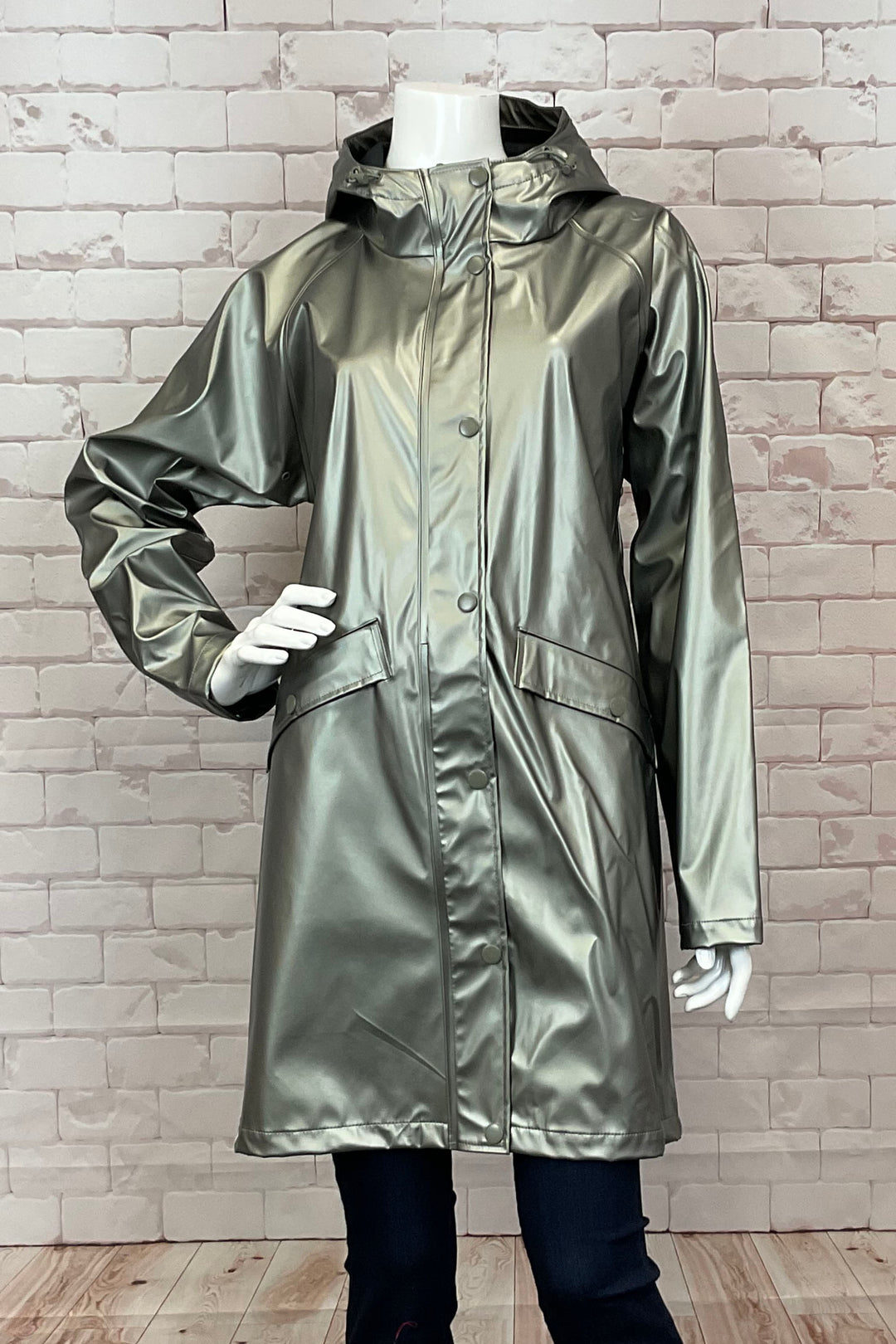 Ichi Fall 2024 This Long Jacket features a spectacular shine and glossy finish that gives you an edgy, modern look.