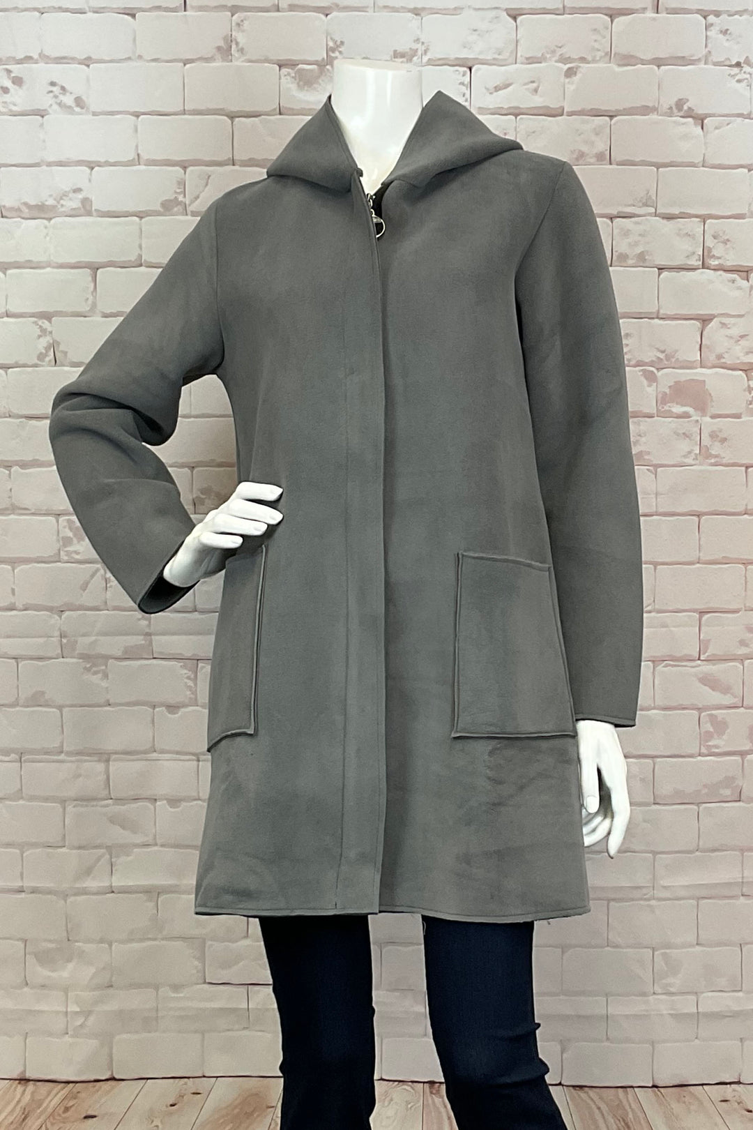 M. Italy Fall 2024 The Fleece Hoodie Coat is expertly crafted with woven double-spacer fleece for exceptional warmth and comfort. Its large front patch pockets and front zipper add convenience, while the hood provides added protection from the elements.