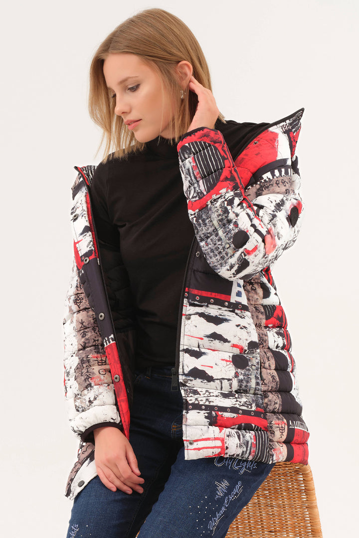 Dolcezza Fall 2025 
This lightweight puffer style jacket has a front zipper, elastic cuffs, a high collar and pockets to keep you warm and stylish.