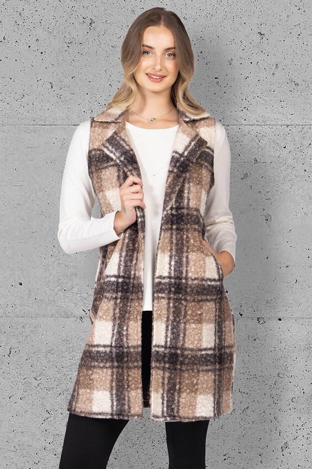 Variations Fall 2025 
 Designed with a classic notch lapel collar and practical front pockets, this long vest blends timeless tailoring with cozy comfort, making it an ideal layering piece for cooler seasons. 