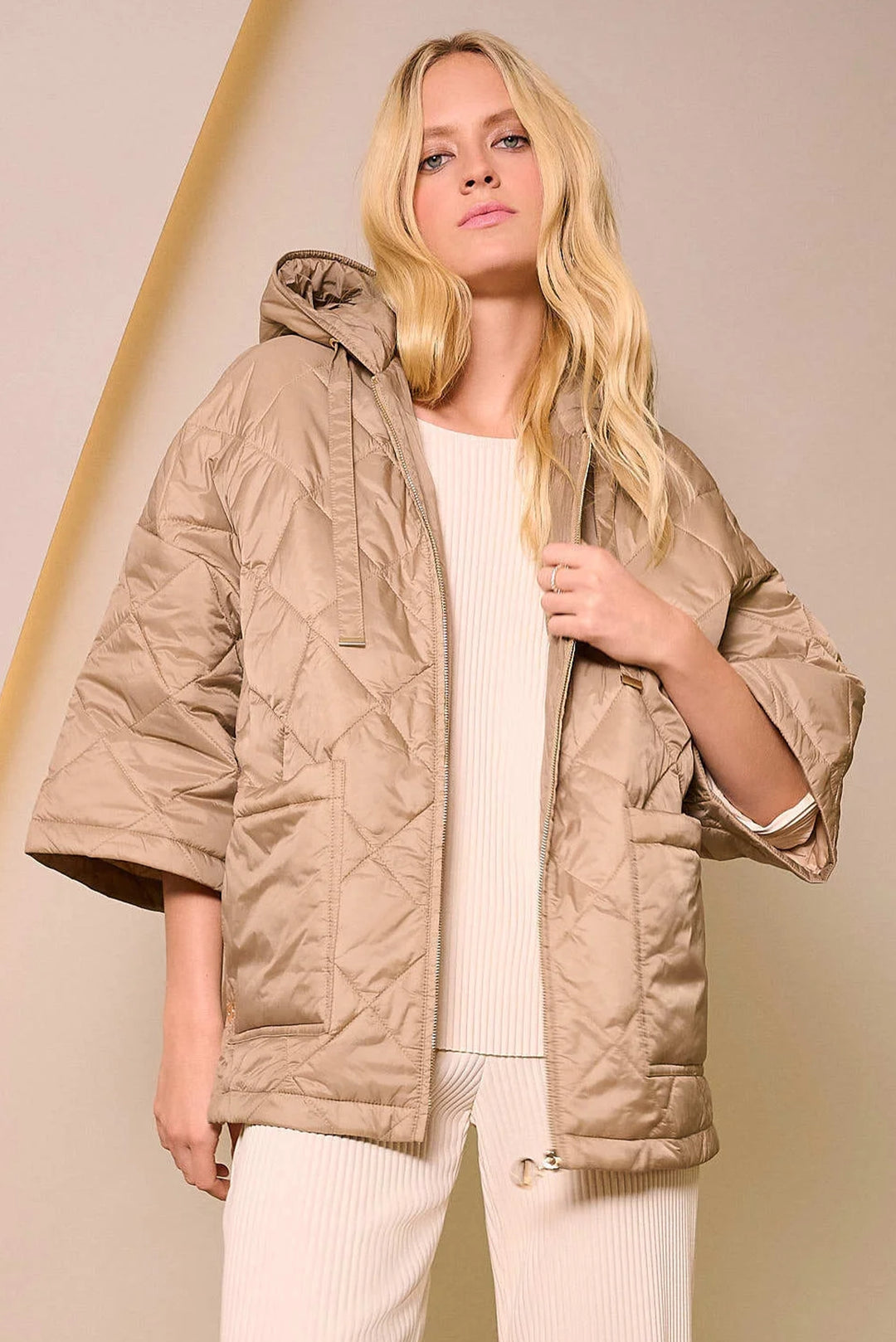 JOSEPH RIBKOFF Fall 2025 
The Diamond Quilt Hoodie Jacket combines sophisticated diamond quilt stitching with the practical appeal of large side pockets, providing both style and convenience.