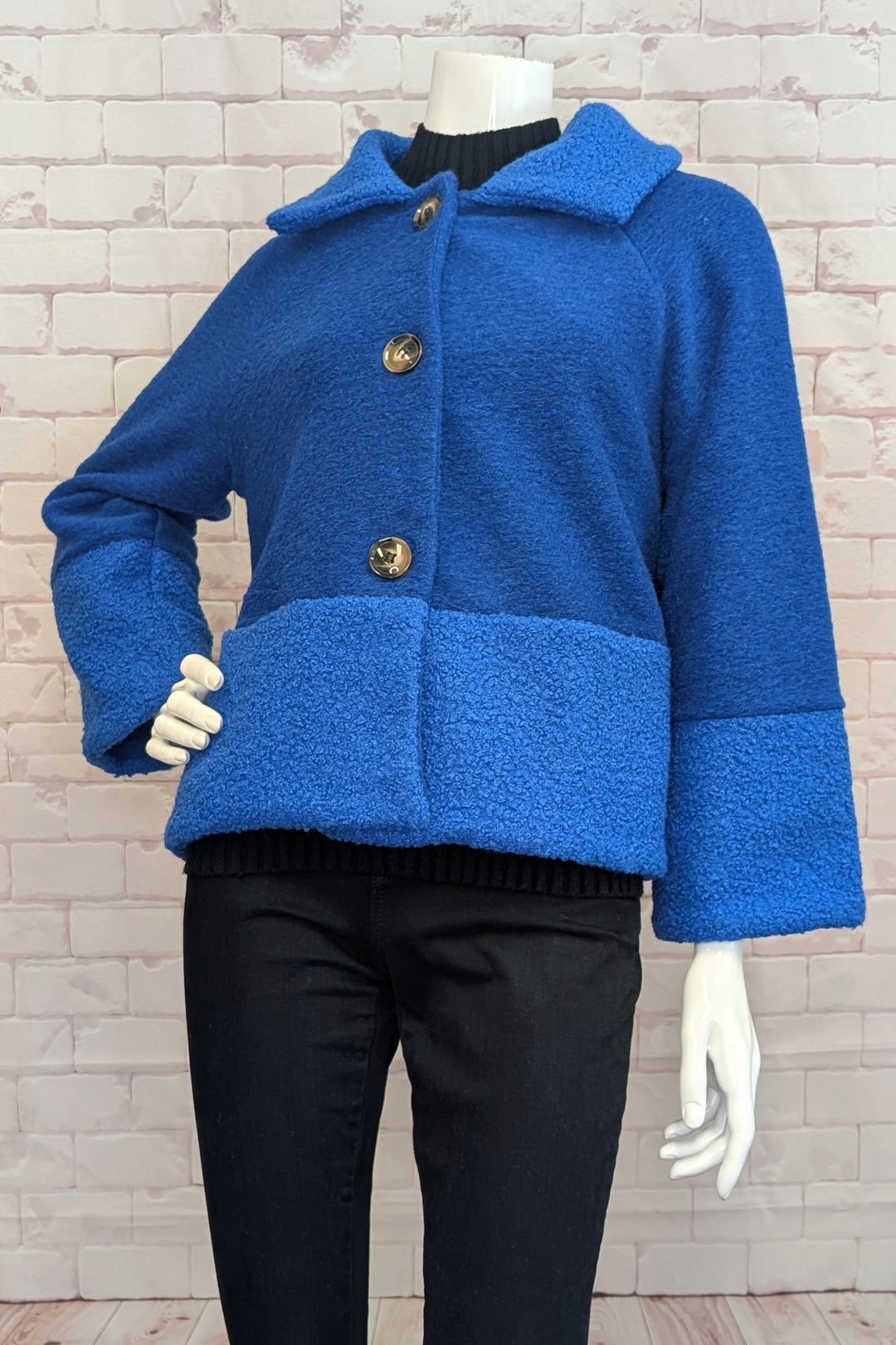 MARIE LA LUNE Fall 2025 
Crafted from a soft blend of wool, this boiled wool short coat offers lightweight warmth with a refined winter-ready appeal.