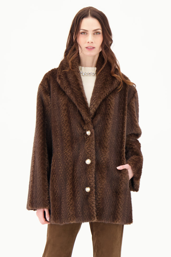 GABBY ISABELLA Fall 2025 
Featuring a classic notched collar and a subtle cable knit pattern, it offers refined texture without overwhelming the look. The three-button closure adds a polished finish, while side pockets provide everyday functionality.