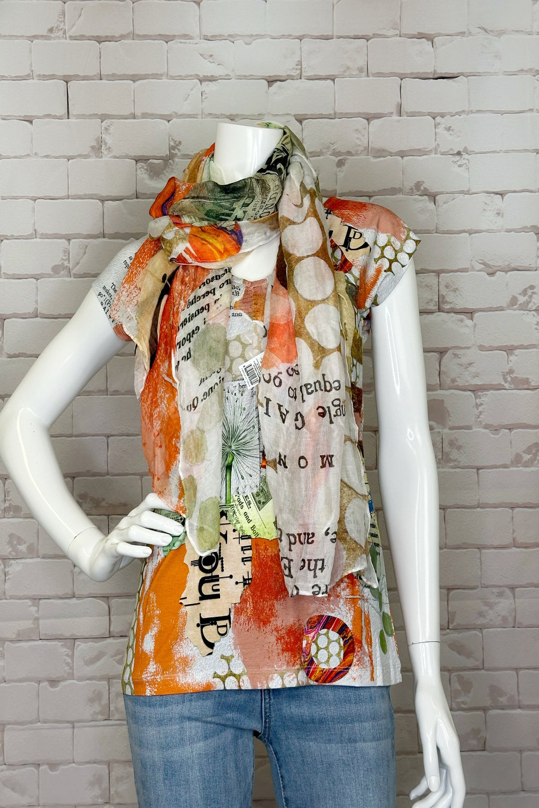 This light and lovely woven scarf features a orange abstract print that pairs perfectly with all your summer Dolcezza favourites!