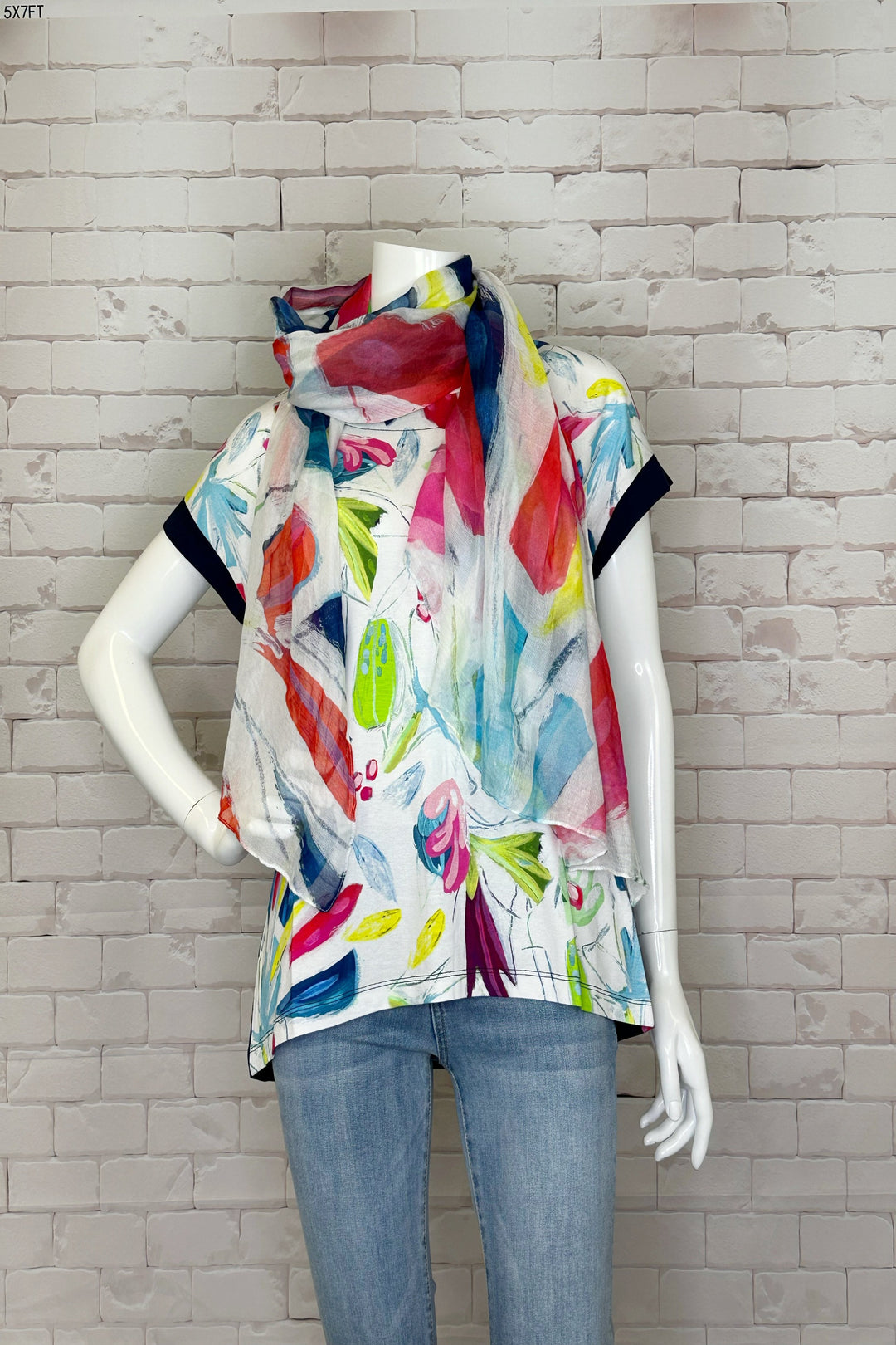 This light and lovely woven scarf features a colourful tropical abstract print that pairs perfectly with all your summer Dolcezza favourites! 