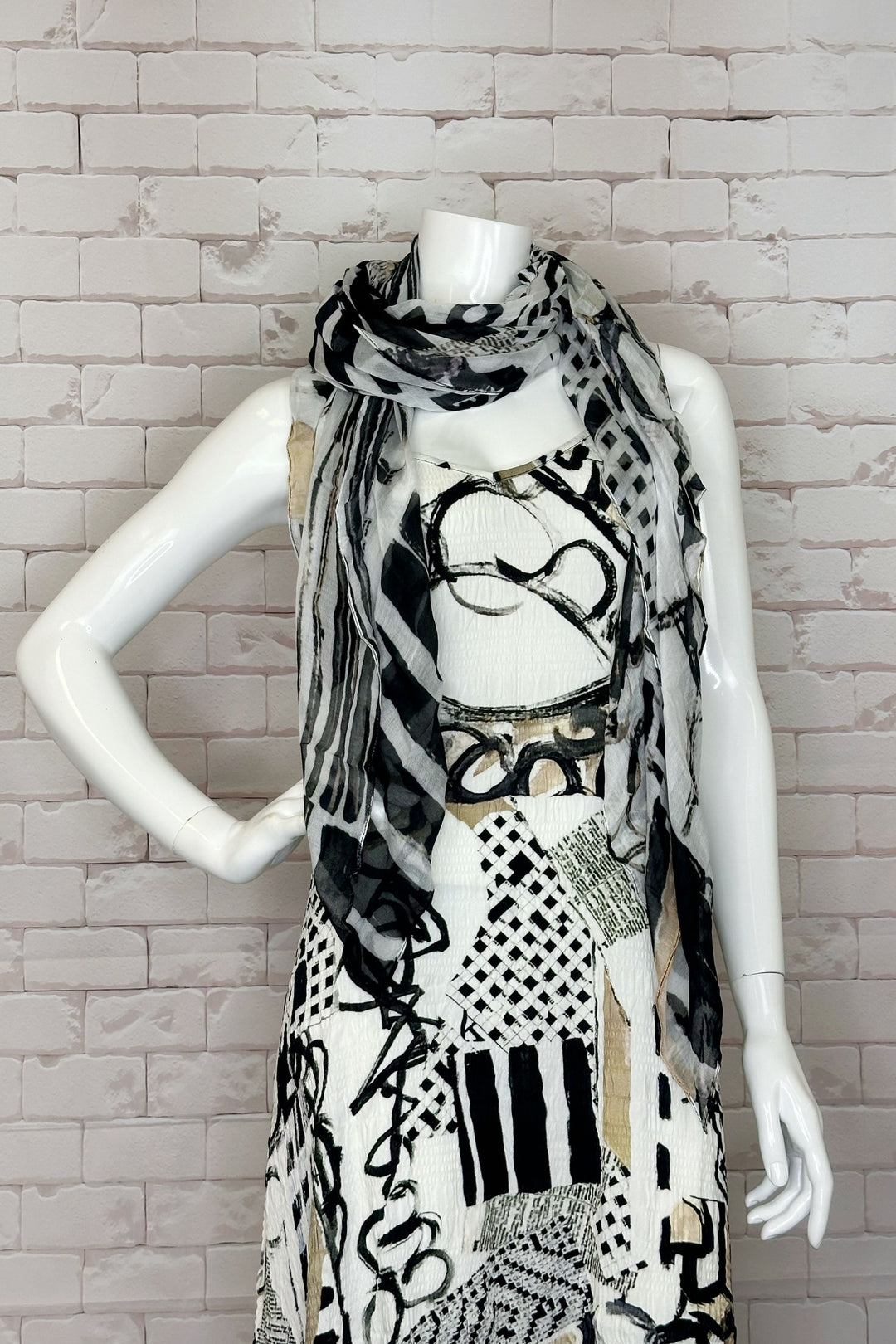 This light and lovely woven scarf features a bold black and white abstract print that pairs perfectly with all your summer Dolcezza favourites!