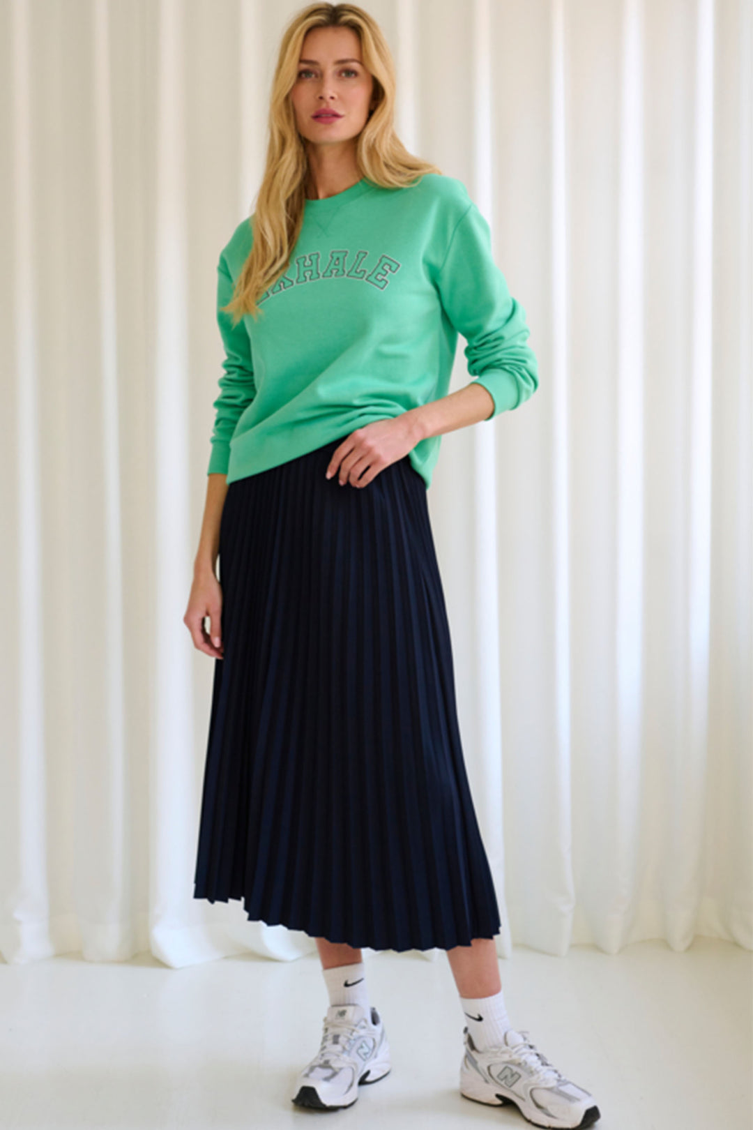 Timeless and always elegant, this midi-length skirt features a comfortable elastic waist for the perfect fit.
