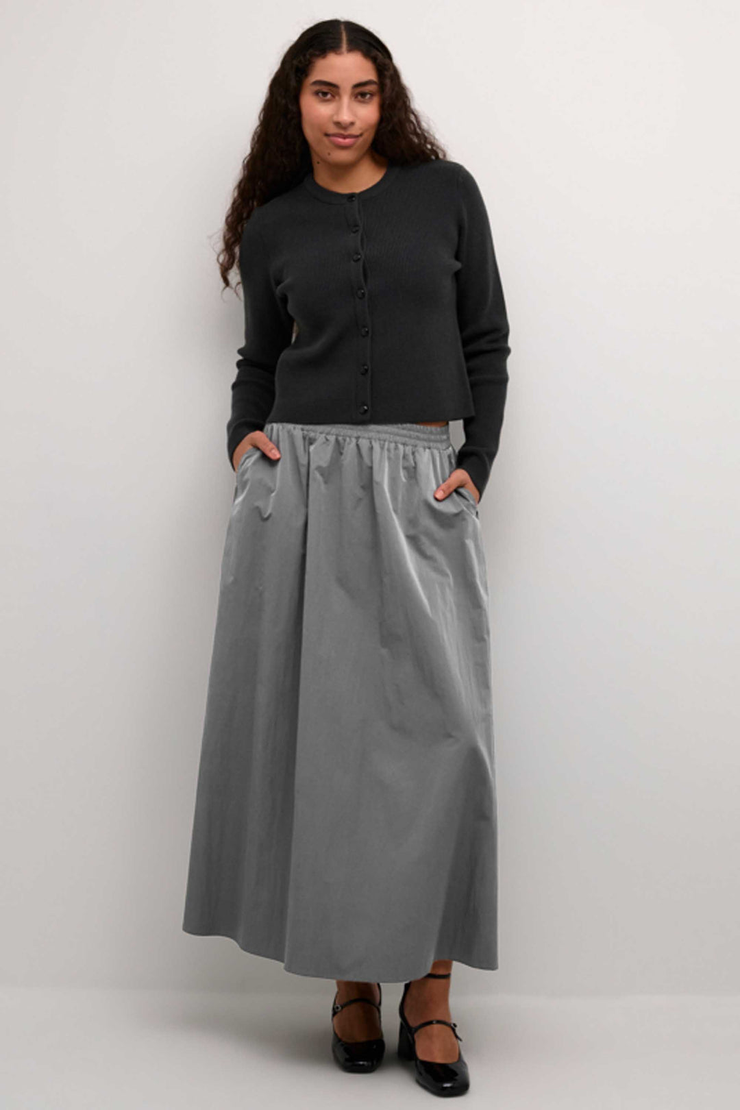 Kaffe Fall 2024 Made from lightweight, durable all nylon and boasting an elastic waistband for comfortable wear, this skirt is perfect for any occasion.