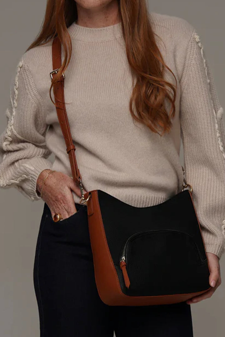 ESPE Fall 2025 
 Equipped with an adjustable strap, it ensures a perfect, comfortable fit for everyday wear. A separate zipper side compartment provides more storage room. 