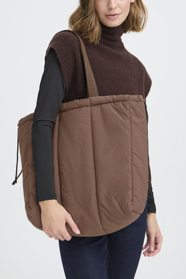 ICHI Fall 2025 
Featuring double handles for comfortable carrying, it includes a smart internal zipper compartment to keep your essentials secure.