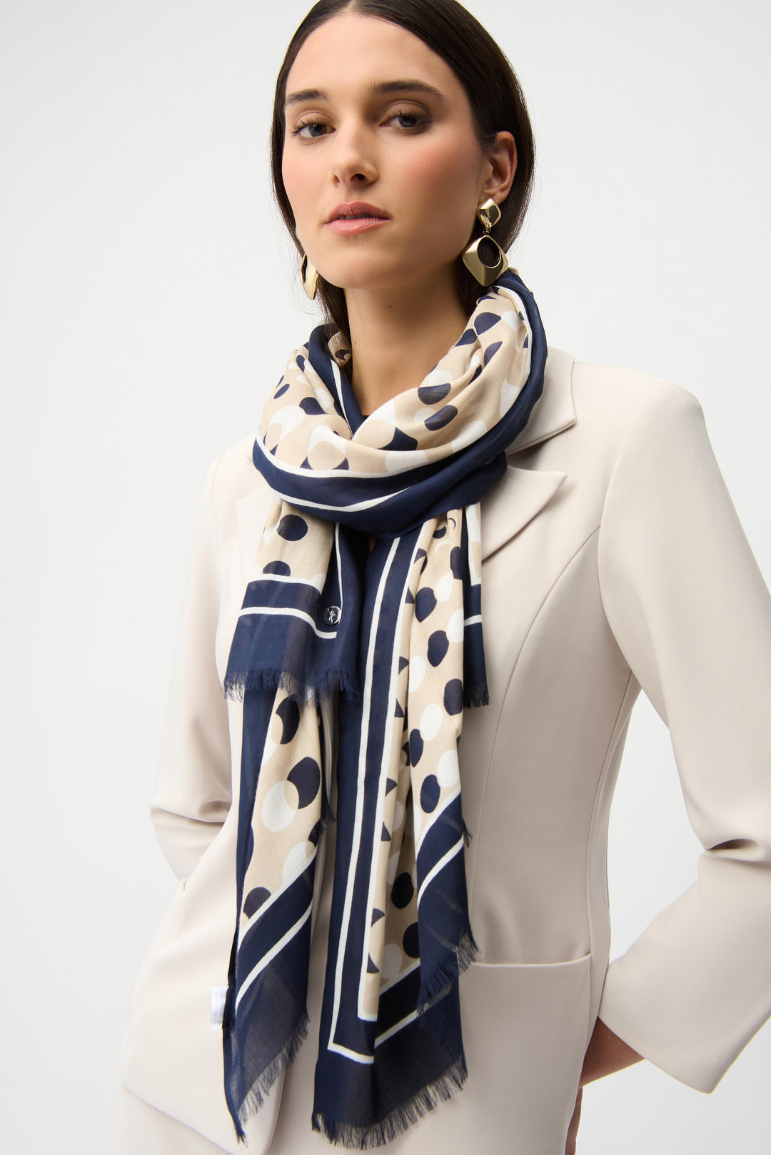 Joseph Ribkoff Spring 2026
Elevate your accessory game with this stunning Dot Border Print Scarf, where timeless polka dot design meets contemporary style.