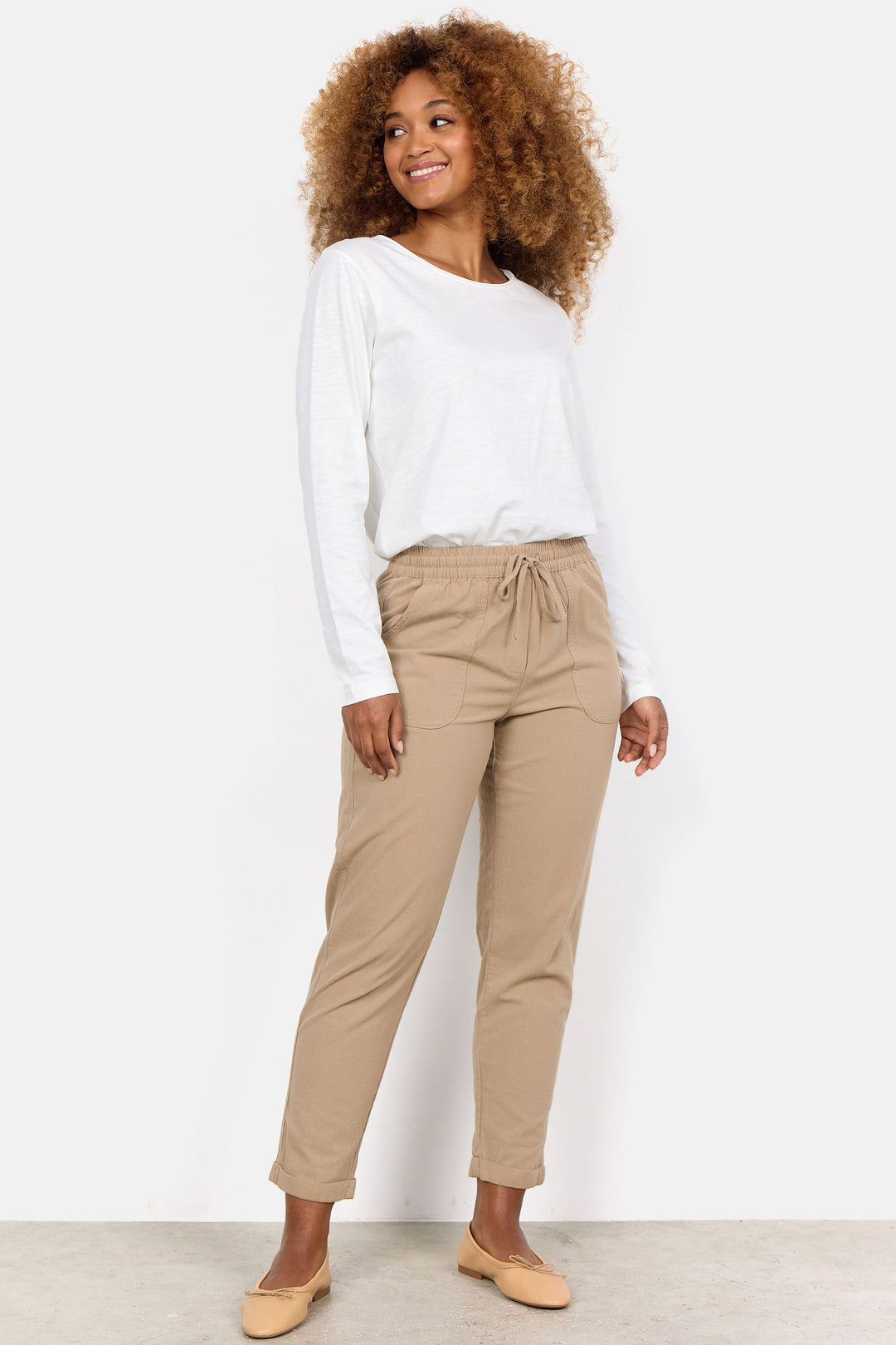 Soya Concept Spring 2024 Made of 100% cozy cotton, these slighty cropped pants feature an elastic waist with drawstring and two back pockets for functionality and style. 