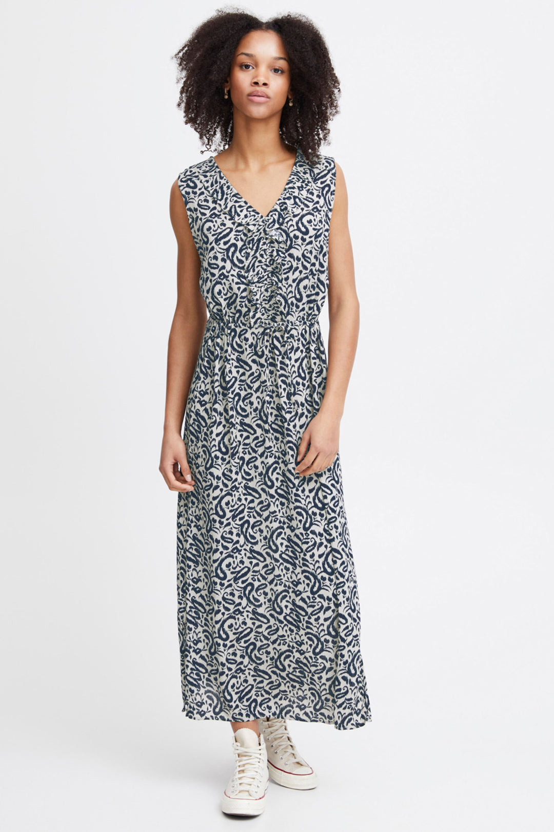 Ichi Summer 2024  The bold paisley print, v-neck and elastic waist for ultimate comfort and style. With a collar frill detail and made of soft and flowy viscose, it's perfect for day or night. 