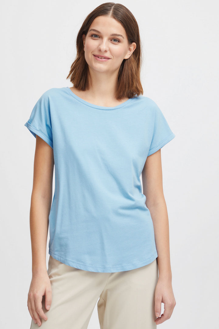 With a round neckline and stylish cap sleeves, this shirt offers a easy and comfortable look.