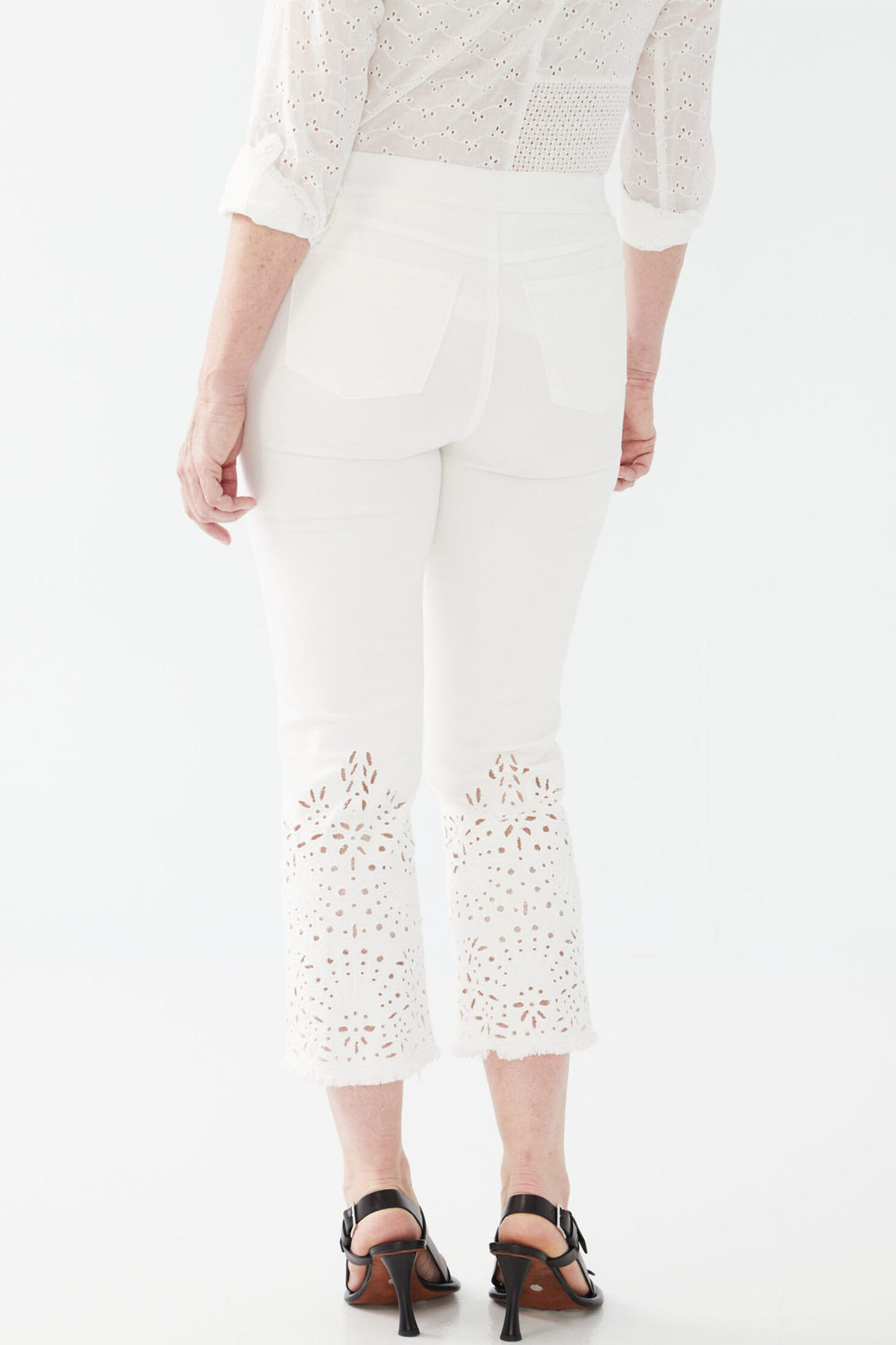 EMBROIDERED FRAY CROP PANT