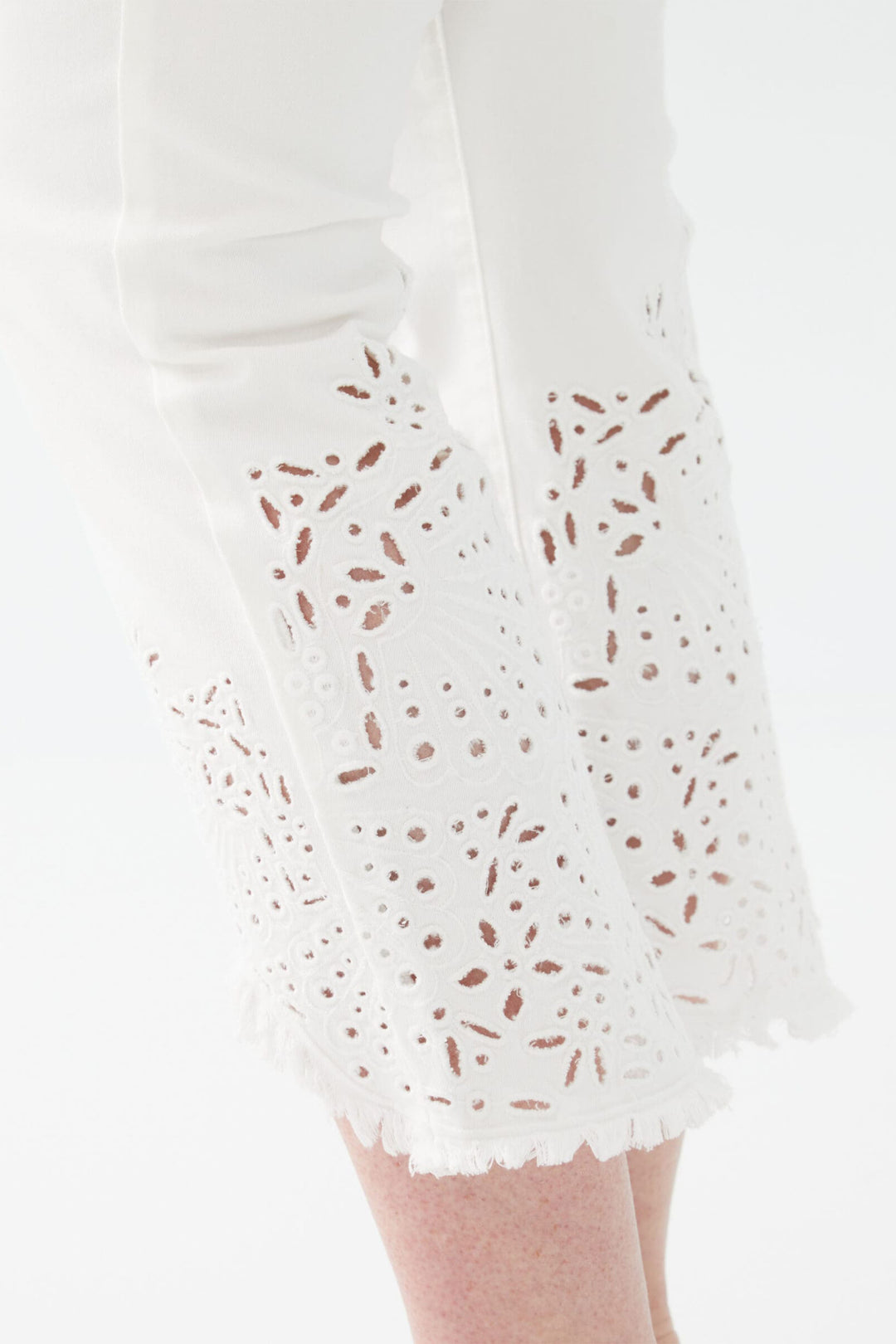 EMBROIDERED FRAY CROP PANT