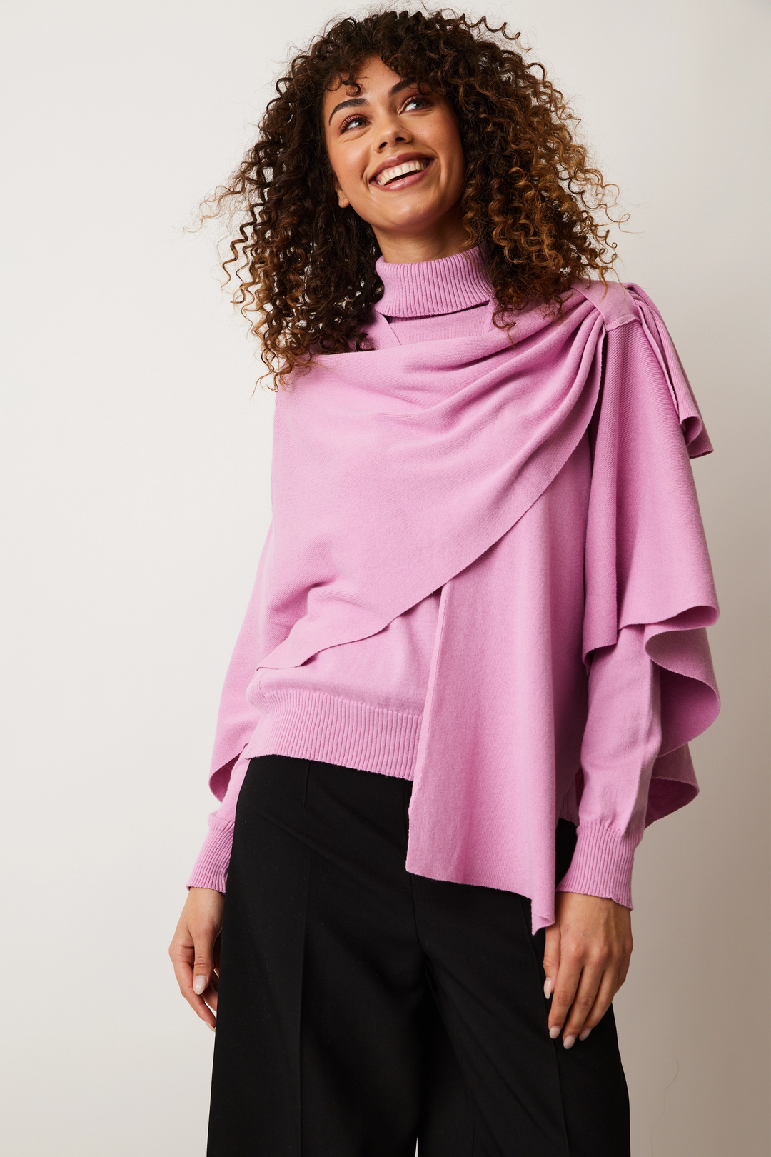 A luxurious wrap made of soft cotton and available in a range of tasteful, solid colours. 