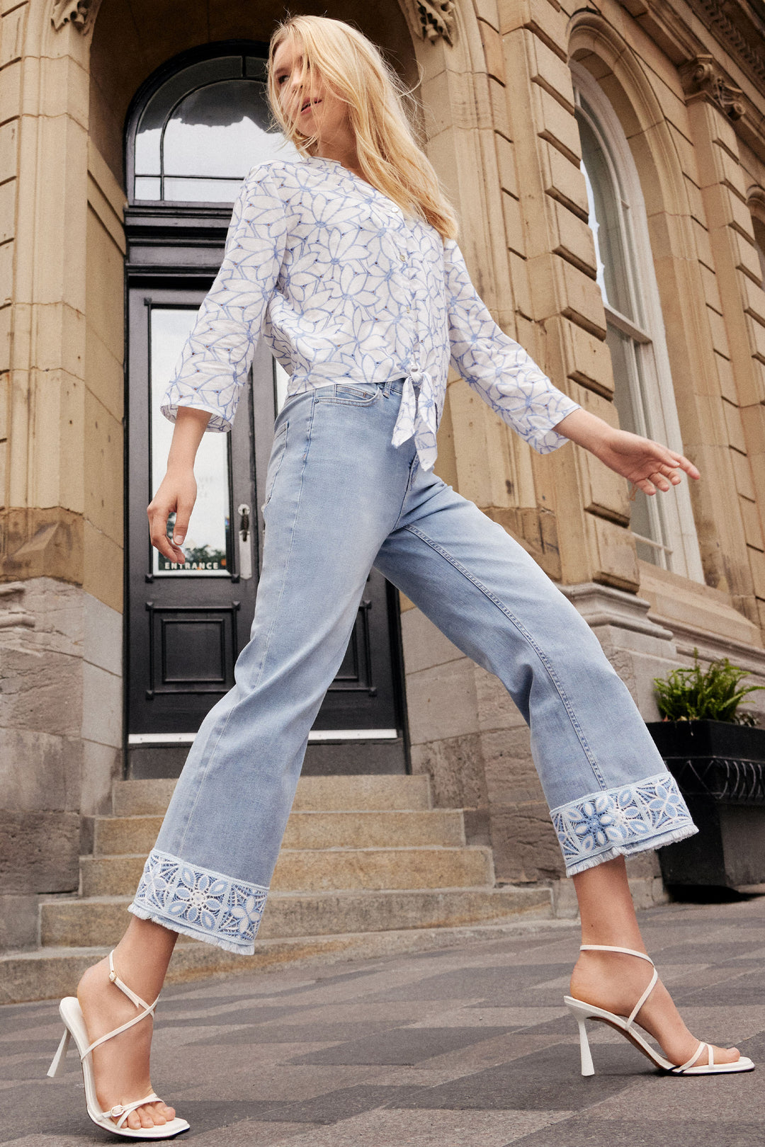 The nice stretch denim allows for a comfortable fit, while the printed hems add a touch of elegance and are indeed the star of this show! 