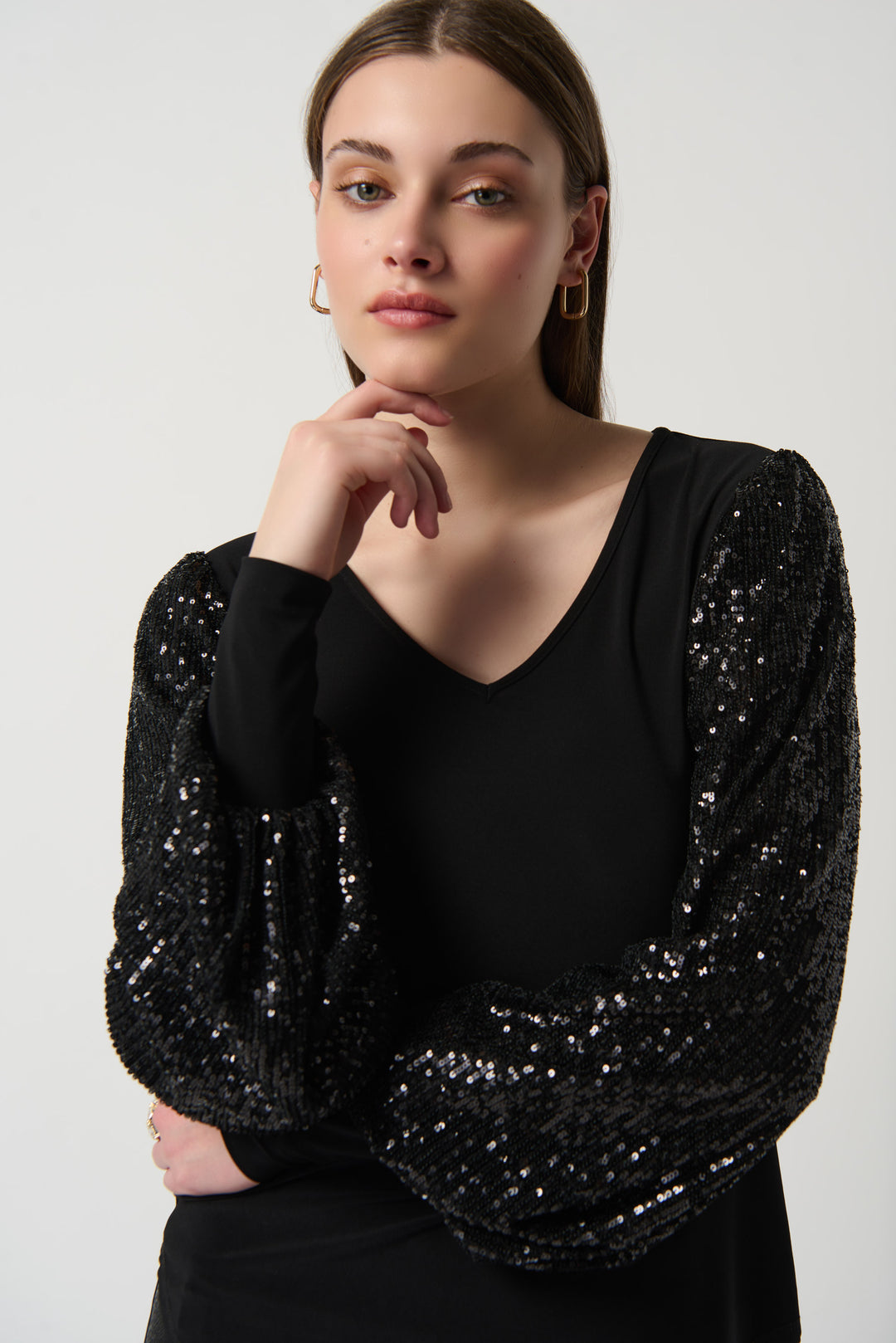 Its luminous  sequins and puffy sleeves contrast with the v-neck silhouette. The more relaxed fit is comfortable and gives the piece a graceful look.
