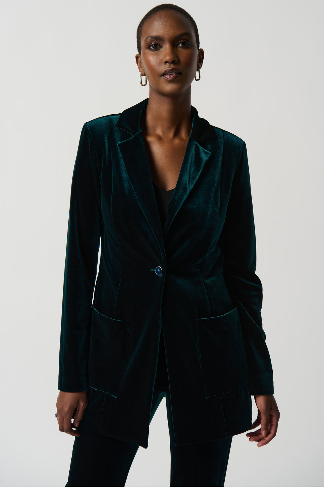 Composed with a fitted silhouette, notched collar and luxurious velvet touch, you'll look effortlessly chic in this classic blazer.