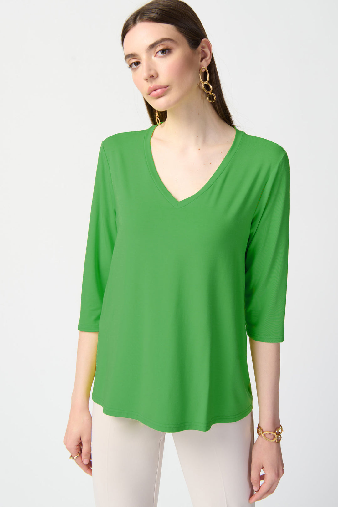 JOSEPH RIBKOFF Spring 2024 With its ultra soft fabric and flattering v-neck, this top is perfect for everyday wear. Its bold colours and free flowing, flexible fit make it versatile for any occasion. 