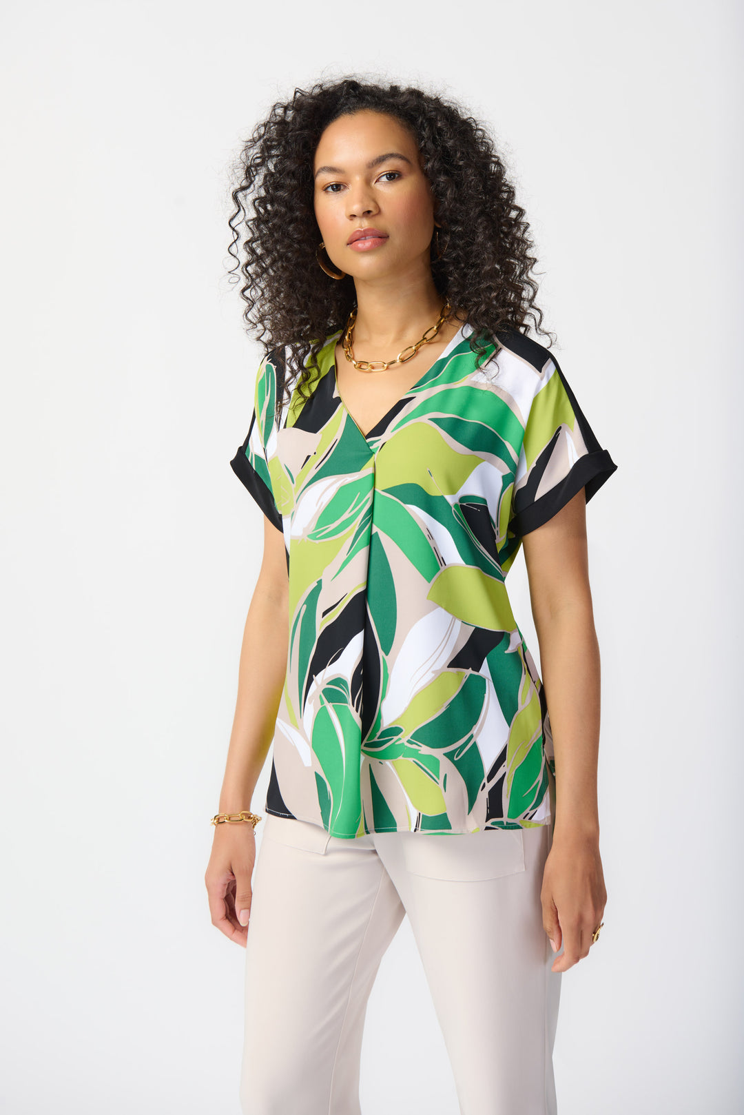 The lovely centre pleat adds a touch of elegance while the contrasting short sleeves give it a modern twist.