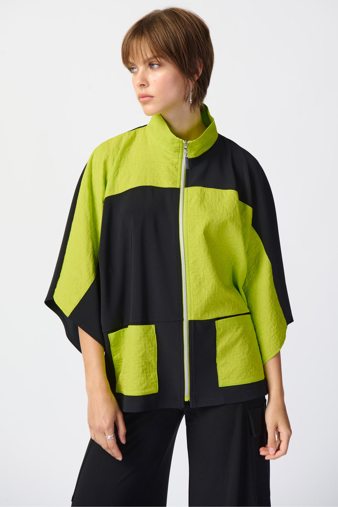 With its loose, jacket-style top and half sleeves, this jacket combines fashion and functionality.