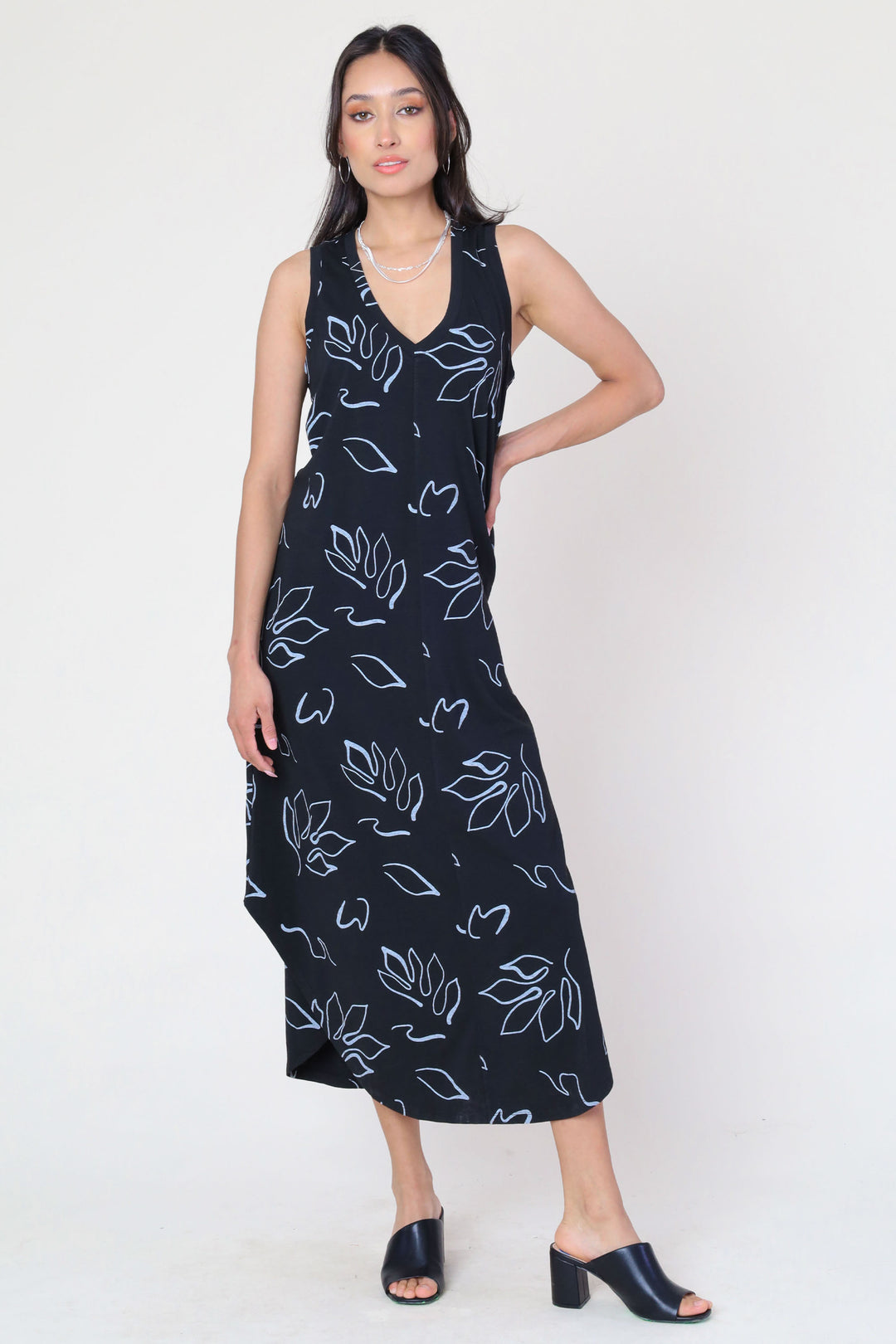 Funsport Summer 2024 Introducing our Black Palms Sleeveless Dress, the perfect combination of sleek and versatile. This long dress features a flattering a-line style, making it suitable for both day and night. 