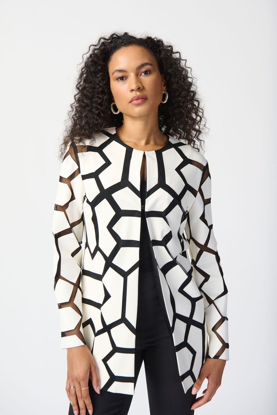 Featuring a striking geometric pattern design and a straight cut that accentuates your hips