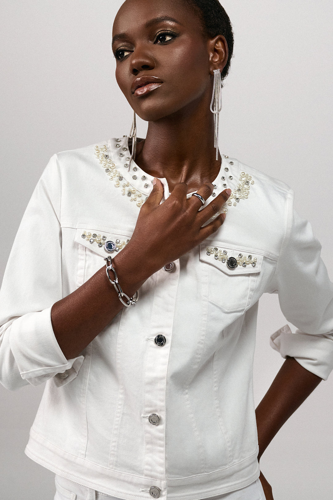 Adorned with elegant bling studs and iridescent mother-of-pearl beads, this jacket adds a touch of glamour to any outfit. 