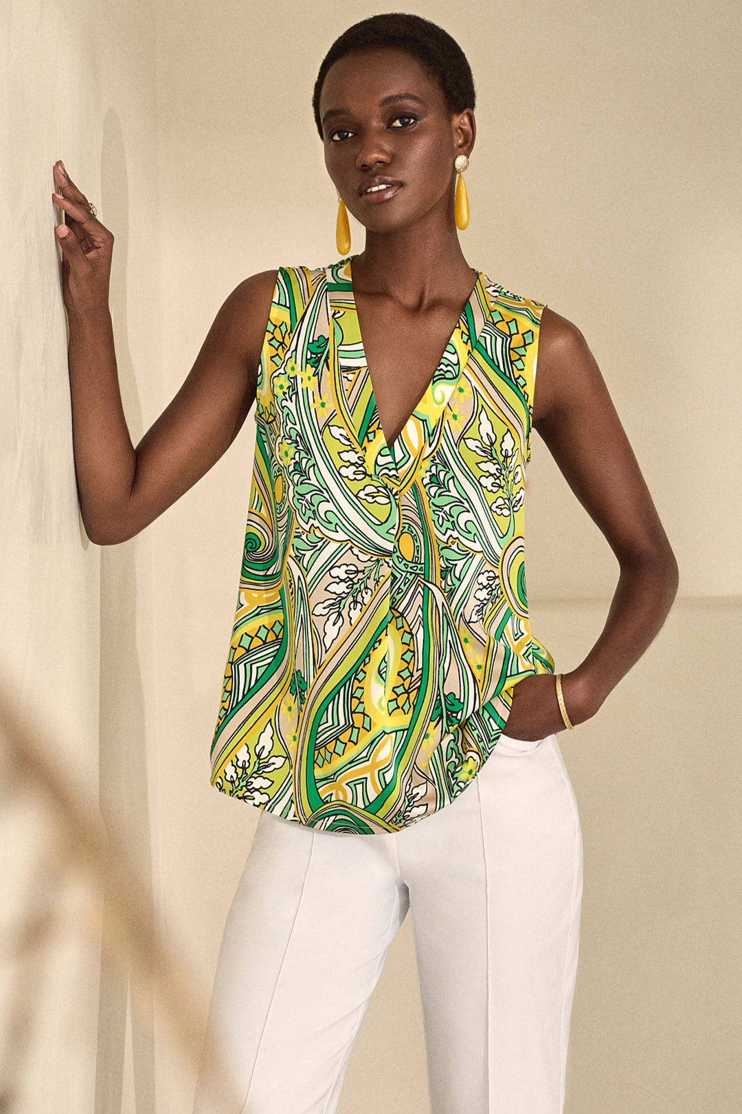 JOSEPH RIBKOFF Spring 2024 Made with 100% polyester, this relaxed to standard fit top features a chic v-neck and sleeveless design. And let's not forget the thrilling paisley print design that adds a touch of wow to any outfit!