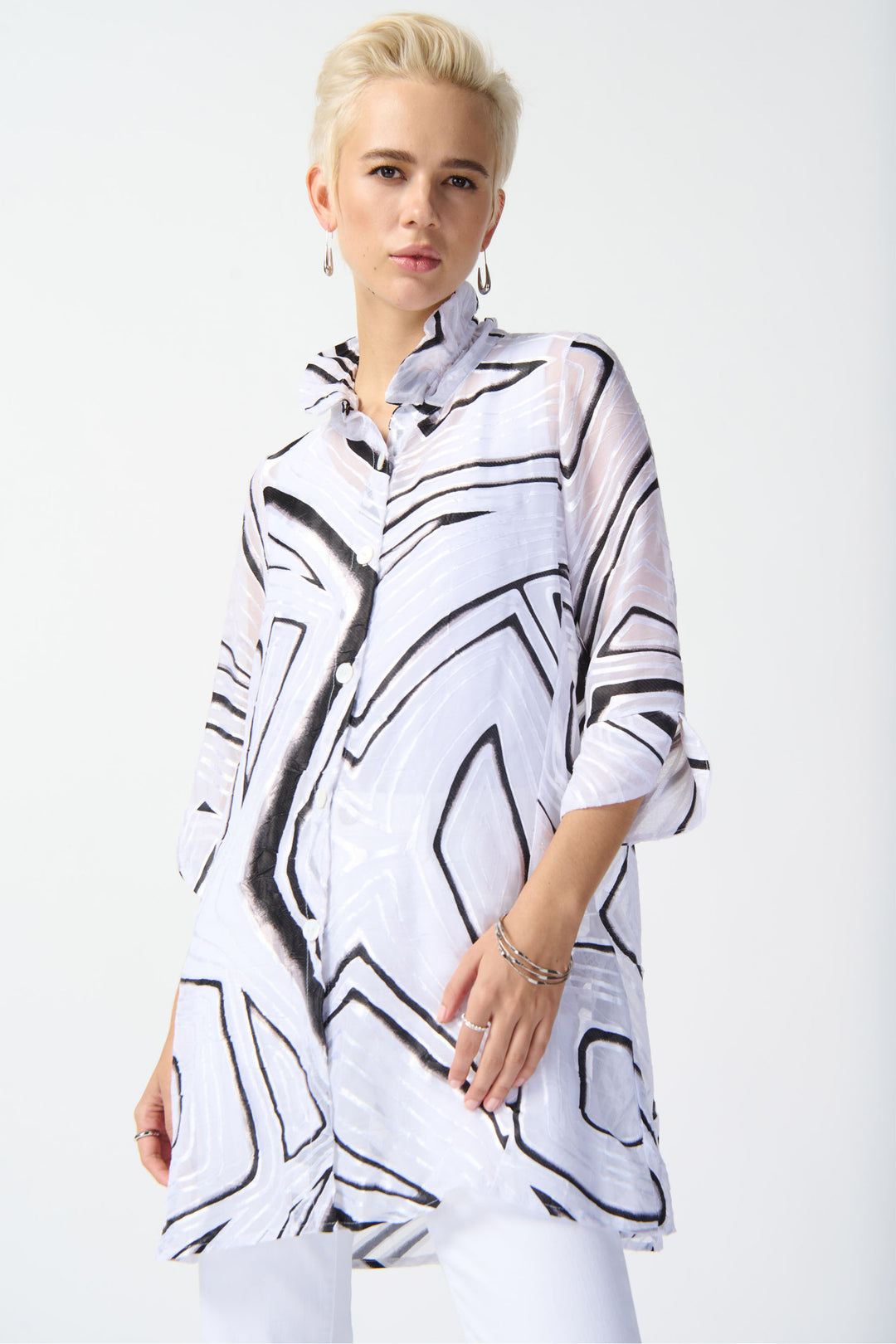JOSEPH RIBKOFF Spring 2024 With a longer hem, button front and 3/4 length sleeves, this truly standout blouse features a sleek abstract design print all-over. 