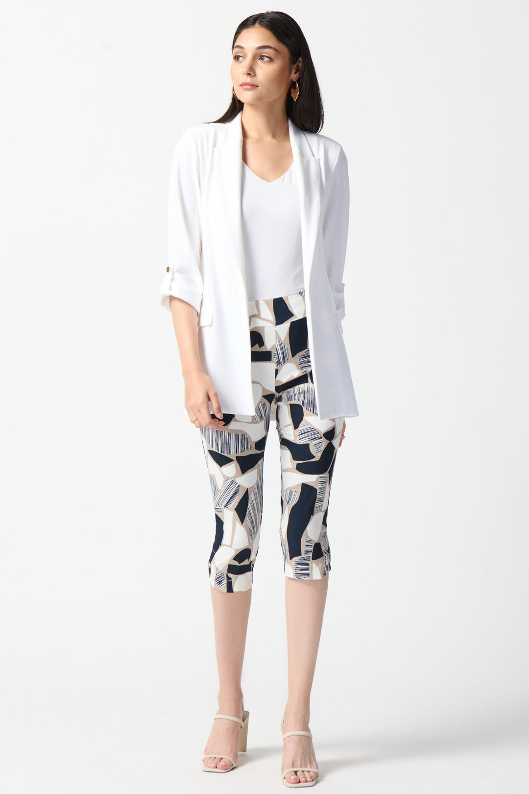 JOSEPH RIBKOFF Spring 2024 The sleek capris are crafted from a stretchy fabric for maximum comfort, while the waistband ensures a polished fit.