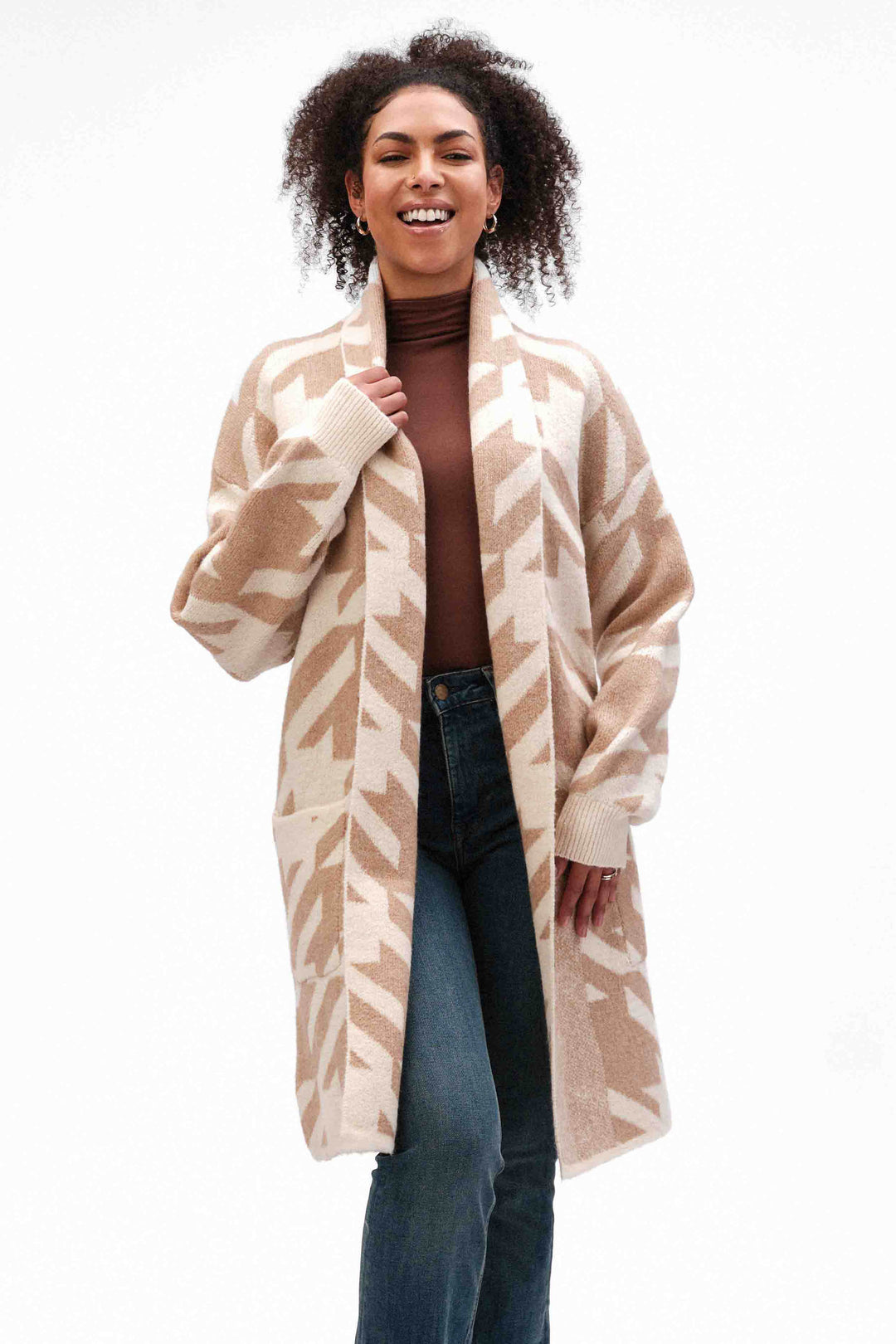 Funsport Fall 2024  Embrace the season in style with our beige and white houndstooth print, long, open-style cardigan. 