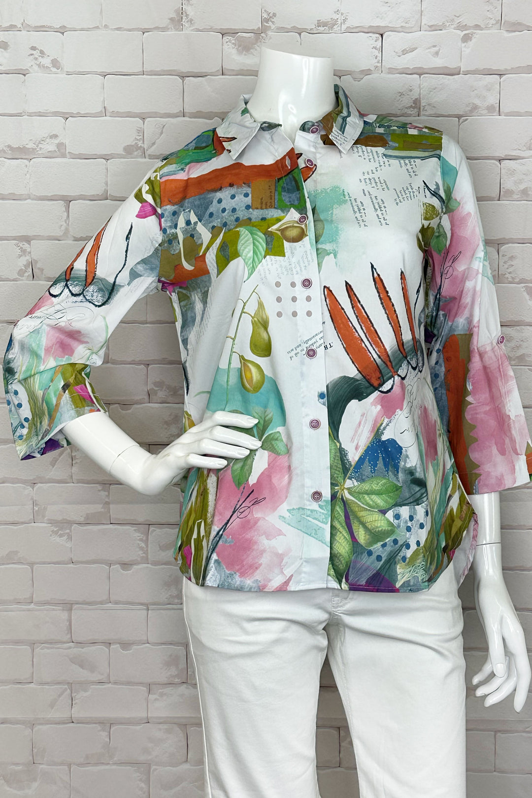 Dolcezza Spring 2024 Featuring the lovely new abstract spring themed print, 3/4 length sleeves, a classic collar and front buttons, this top combines style and function. 