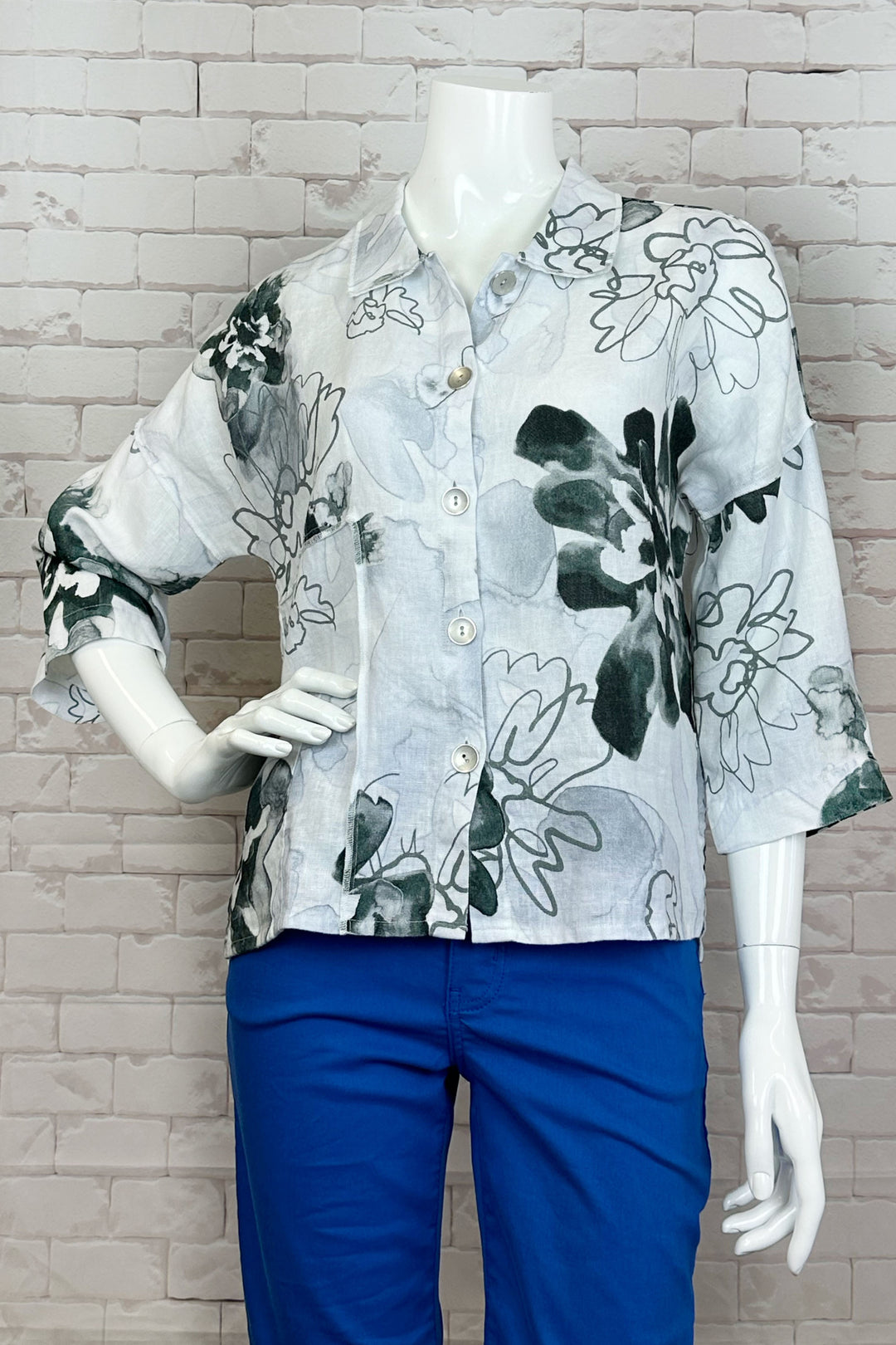 Dolcezza Spring 2024 The light and soft fabric harmonizes with the classic collar, pearl buttons and with the 3/4 length dolman sleeves keeps the look cool and casual. 