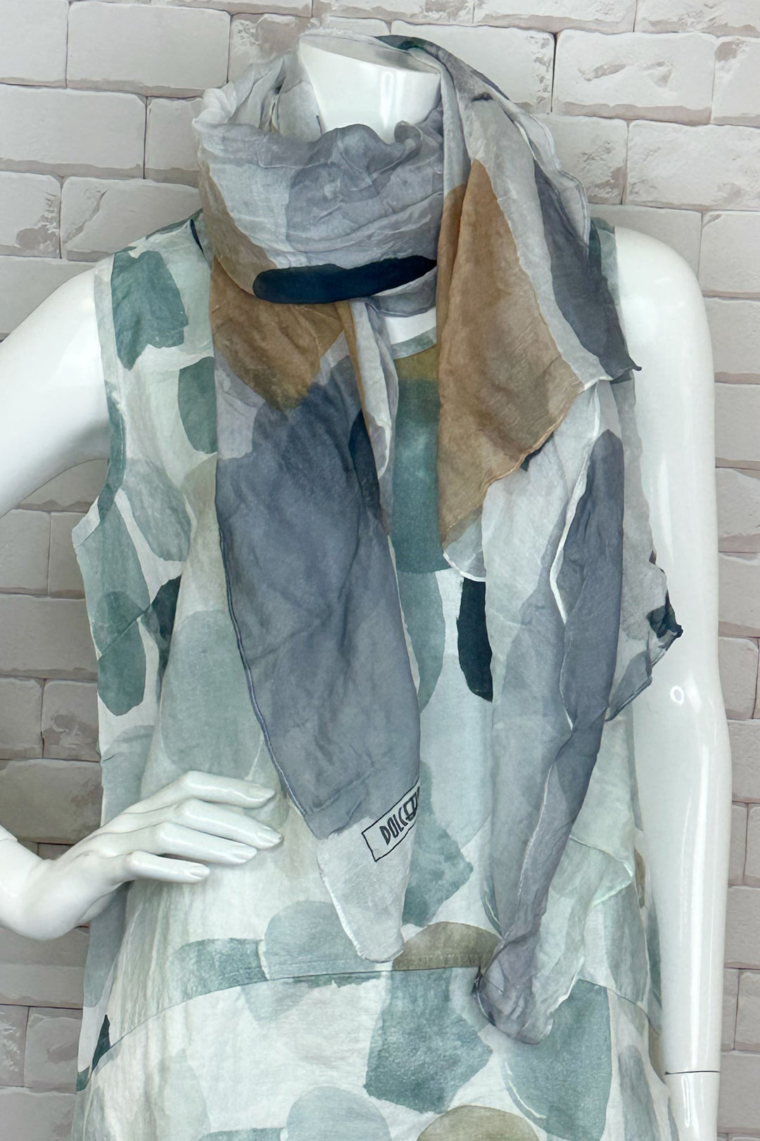 Dolcezza Spring 2024 This light and lovely woven scarf features an abstract print that pairs perfectly with all your summer Dolcezza favourites! 