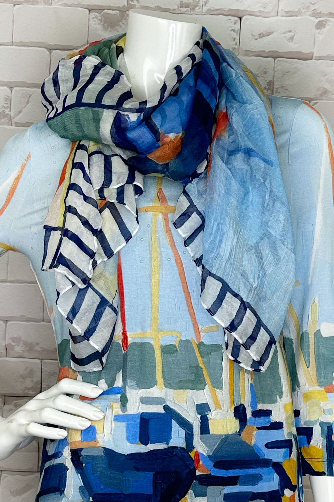 Dolcezza Spring 2024 This light and lovely woven scarf features a sailing abstract print that pairs perfectly with all your summer Dolcezza favourites! 