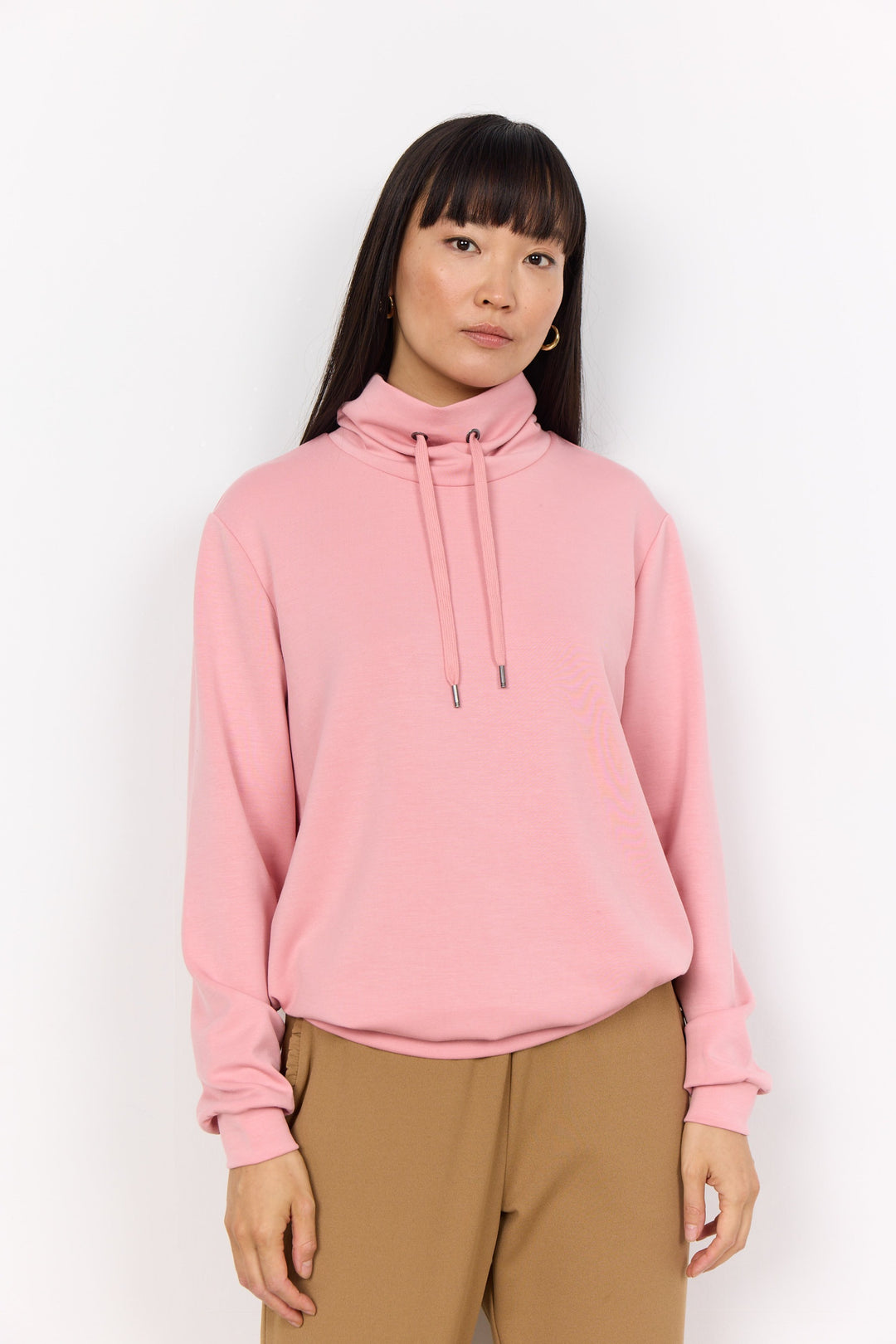 Soya Concept Fall 2024  The soft, relaxed fit and high neckline make it perfect for everyday wear. Customize your look with the hood's drawstring and choose from solid colours. 
