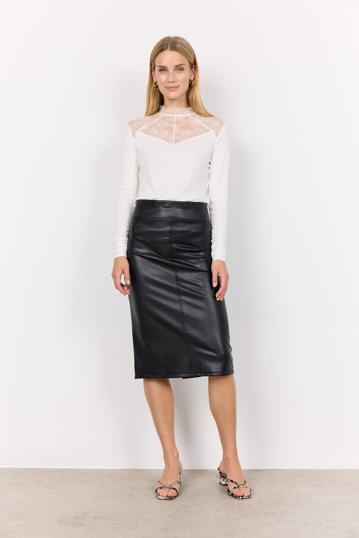 Soya Concept Fall 2024 This Pleather Skirt will have you slayin' all day with its sleek, shiny finish, high waist fit and front slit. The more fitted style gives you a flattering look while the faux leather makes it animal-friendly