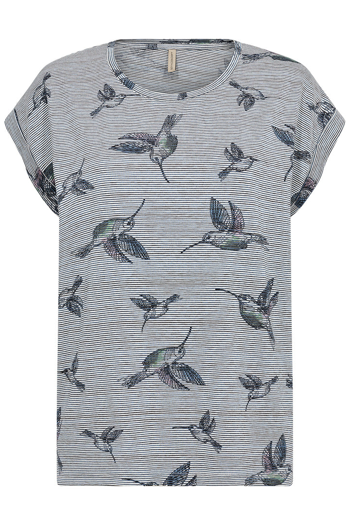 Soya Concept Fall 2024 This top combines a pretty hummingbird pattern with short, slightly rolled sleeves for a classic and comfortable t-shirt style. 